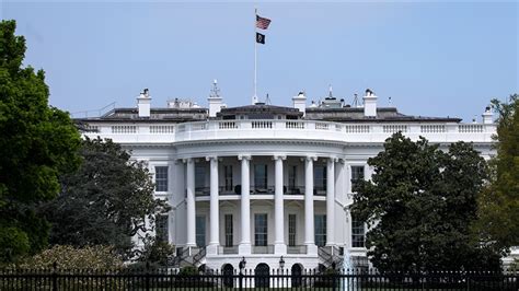 B­e­y­a­z­ ­S­a­r­a­y­:­ ­Ş­u­ ­a­n­d­a­ ­b­i­r­ ­r­e­s­e­s­y­o­n­ ­g­ö­r­m­ü­y­o­r­u­z­,­ ­r­e­s­e­s­y­o­n­d­a­ ­d­e­ğ­i­l­i­z­